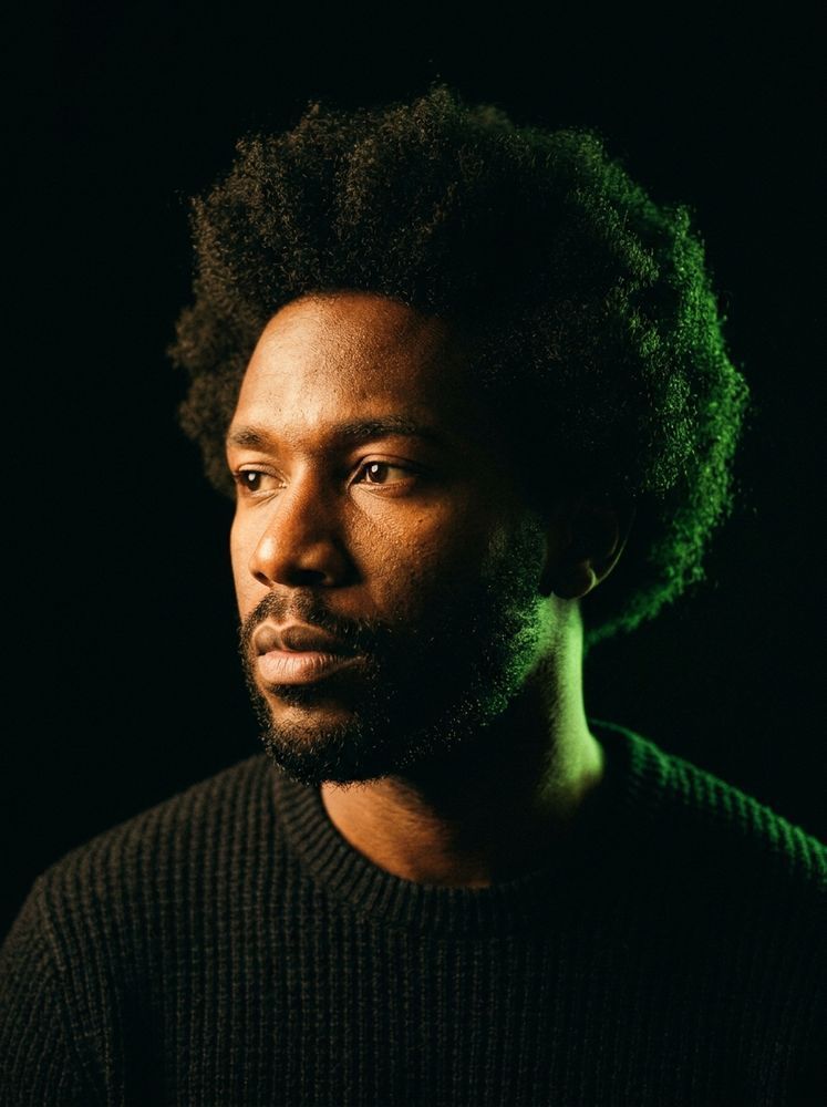 Portrait cinématographique d'un homme afro, lumière latérale
